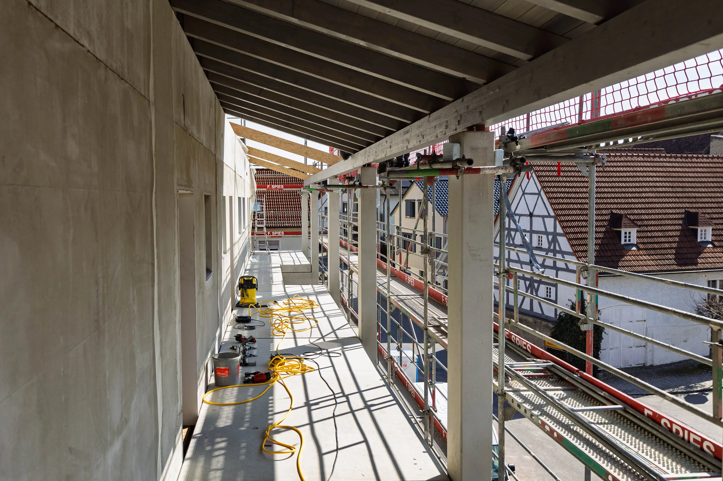 Laubengänge im Rohbau mit Blick auf Fachwerk