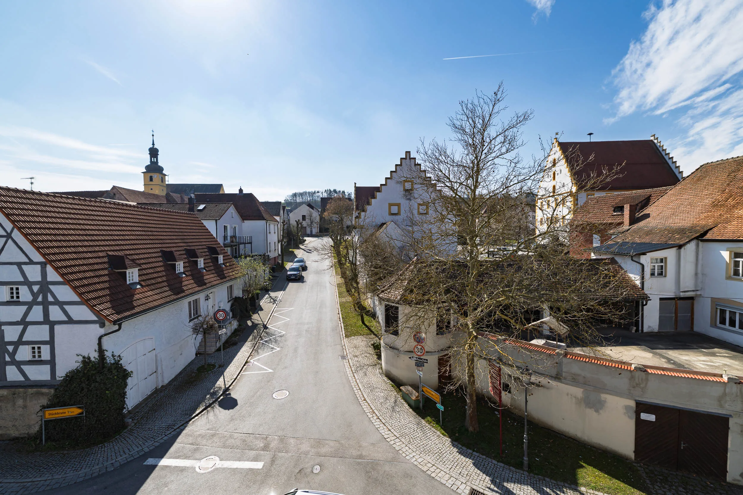 Ortskern Trunstadt — Blick über Kirche und Schloss