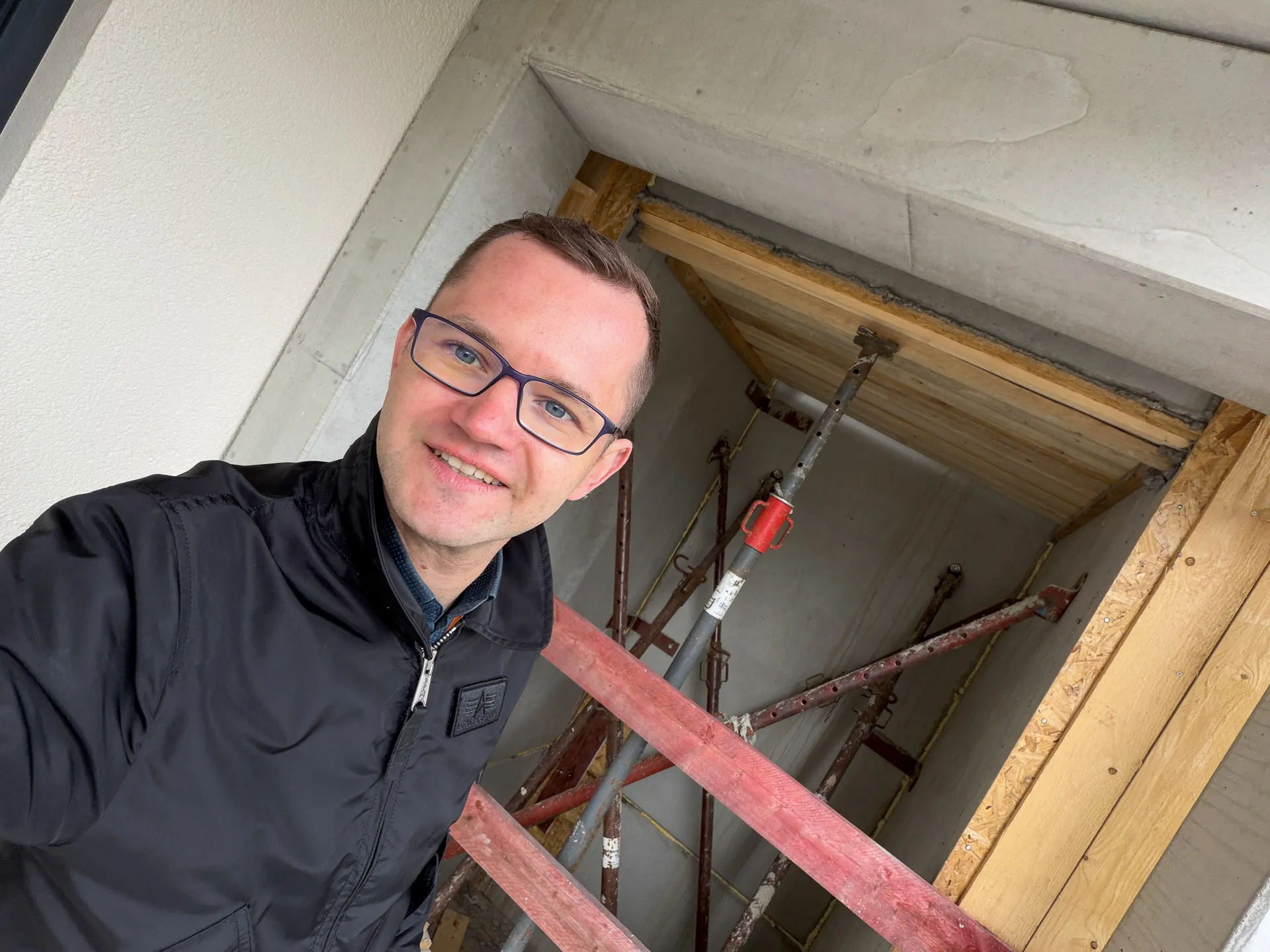 Manuel Donath vor Ort am Neubau Trunstadt