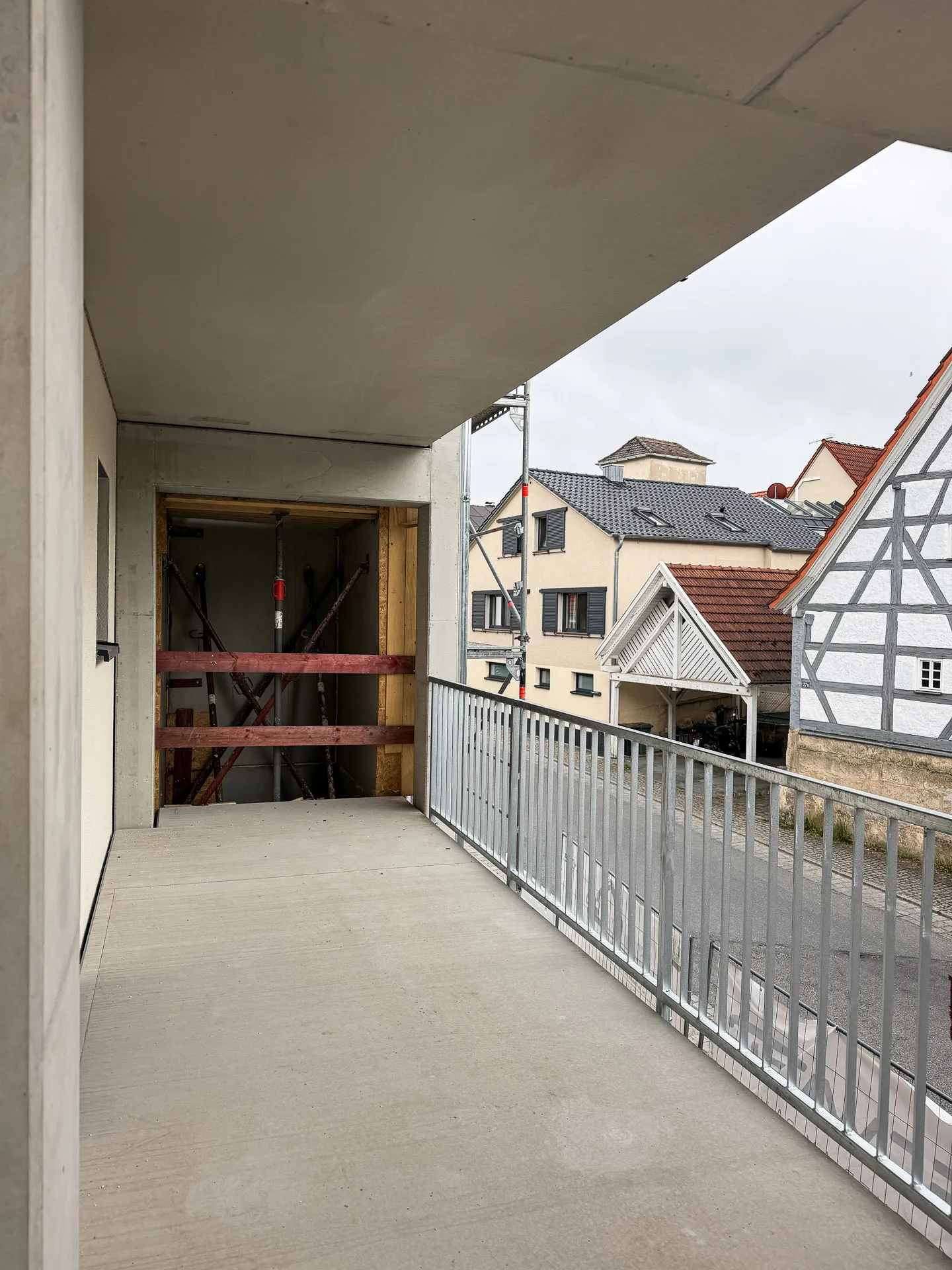 Balkon mit Blick in die Nachbarschaft