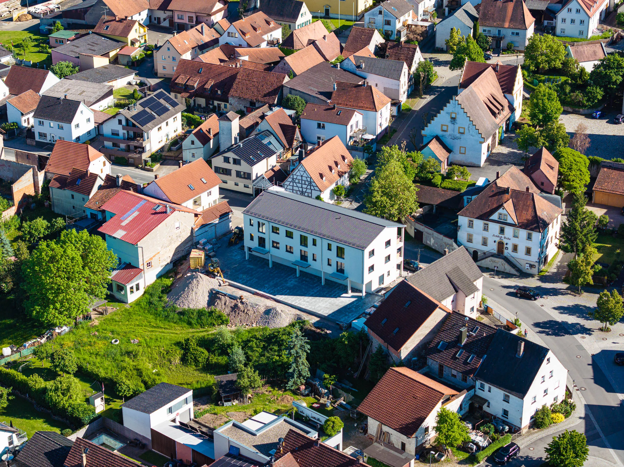 Neubau Trunstadt — eingebettet zwischen historischen Gebäuden im Ortskern