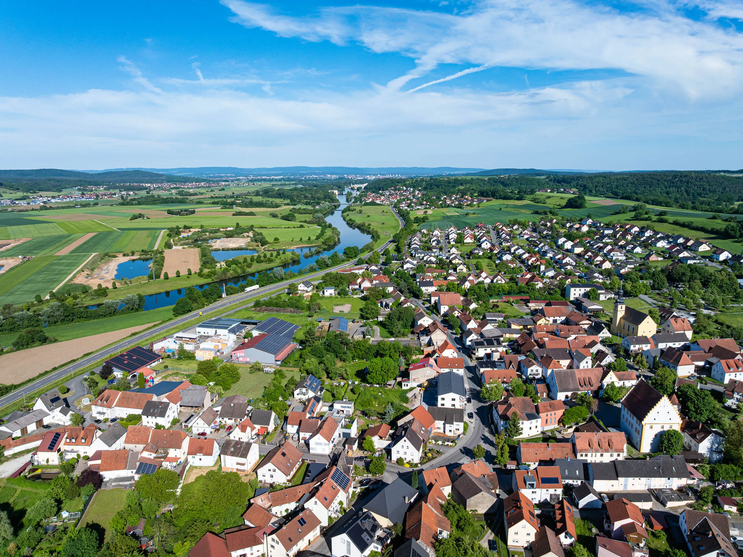 Trunstadt am Main — Ortslage mit Feldern und Flusslauf bei Bamberg