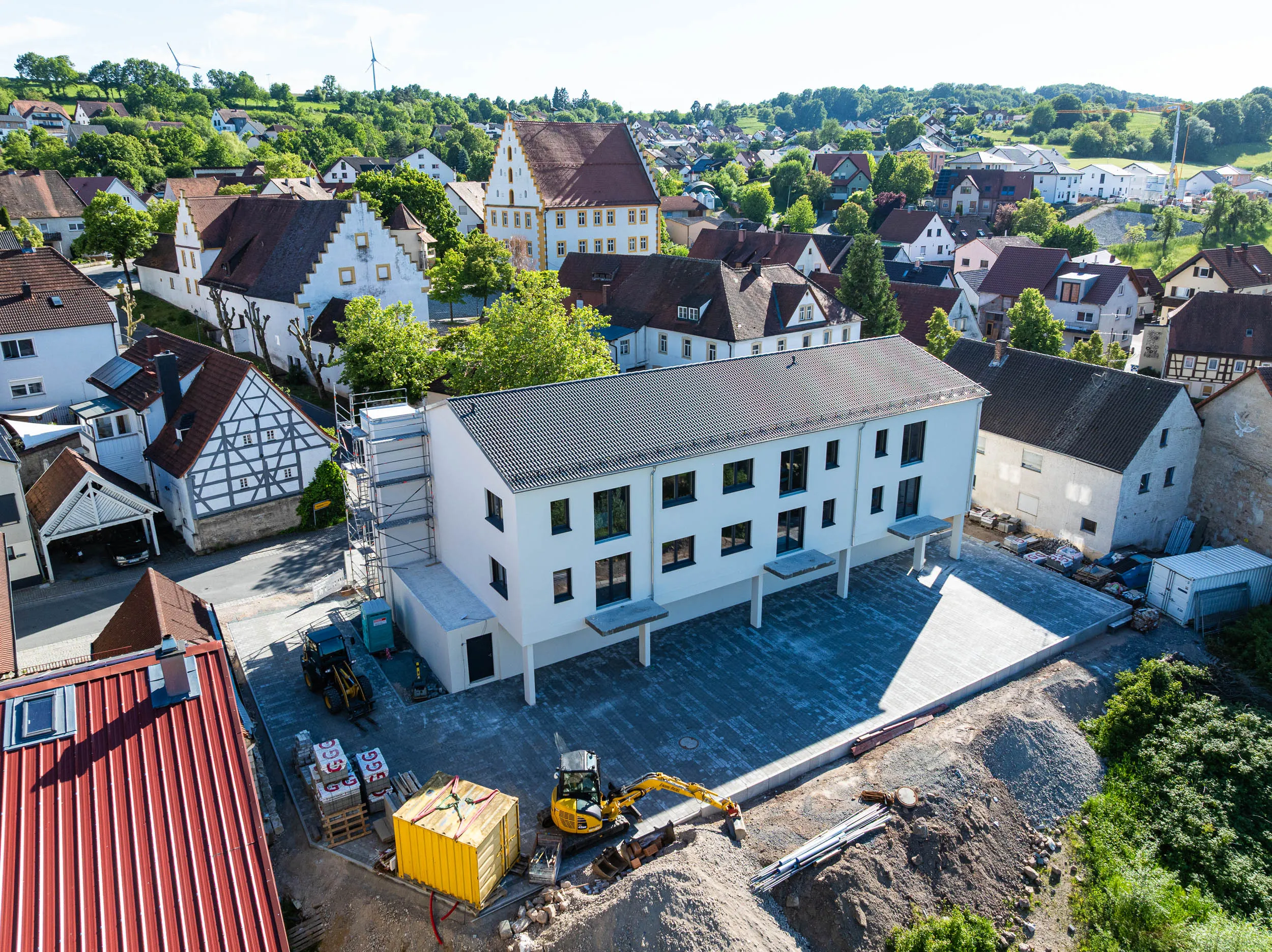 Neubau Trunstadt — Luftaufnahme des Wohnhauses im gewachsenen Ortskern